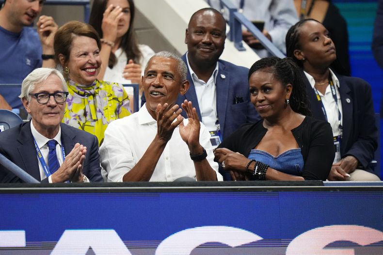 En foto del lunes 28 de agosto del 2023, el expresidente de los Estados Unidos Barack Obama y su esposa Michelle asisten al U.S. Open. (AP Foto/Frank Franklin II)
