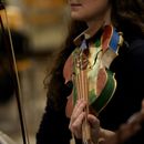 Una integrante de la Orquesta del Mar ensaya con un violín hecho con madera de barcos de inmigrantes en Milán, en el norte de Italia el sábado 10 de febrero de 2024. Reclusos de la prisión Opera de máxima seguridad usan la madera de los botes de inmigrantes para crear instrumentos musicales que la Orquesta del Mar tocó en su debut en el Teatro alla Scala (Foto AP/Antonio Calanni)