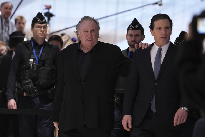 ARCHIVO - El actor Gerard Depardieu llega con su abogado Jeremie Assous, a la derecha, para enfrentar el juicio por las presuntas agresiones sexuales de dos mujeres en una filmación en 2021, el lunes 24 de marzo de 2025 en París. (Foto AP/Aurelien Morissard, archivo)