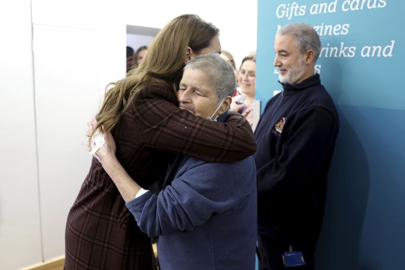 La princesa británica Kate, a la izquierda, abraza a Rebecca Mendelhson durante una visita al Hospital Royal Marsden, donde recibió su tratamiento contra el cáncer, en Londres, el martes 14 de enero de 2025 en Londres, Inglaterra. (Chris Jackson/Pool Photo via AP)