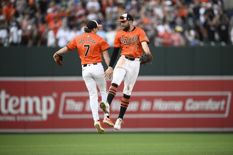Jackson Holliday (7) y Colton Cowser (17), de los Orioles de Baltimore, celebran después de vencer 3-2 a los Astros de Houston el sábado 24 de agosto de 2024 en Baltimore. (AP Foto/Nick Wass)