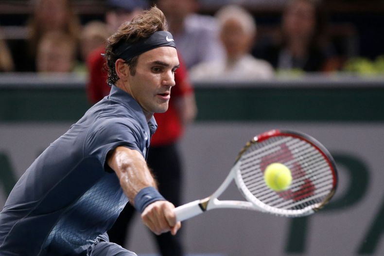 El suizo Roger Federer devuelve una pelota contra Novak Djokovic en el Masters de Par&iacute;s el s&aacute;bado, 2 de noviembre de 2013, en Par&iacute;s. (AP Photo/Francois Mori)