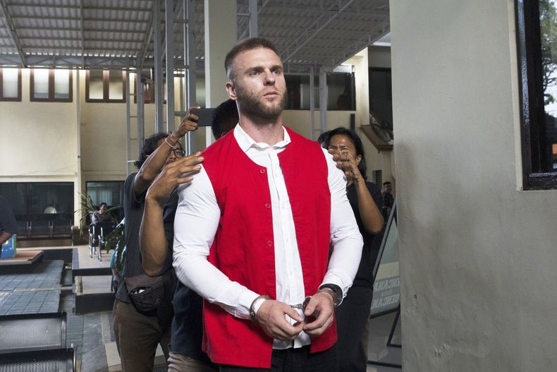 El británico Thomas Parker, acusado de delitos de drogas, camina hacia una celda después de su audiencia en un tribunal en Denpasar, Bali, Indonesia, el 20 de mayo de 2025. (AP Foto/Firdia Lisnawati)