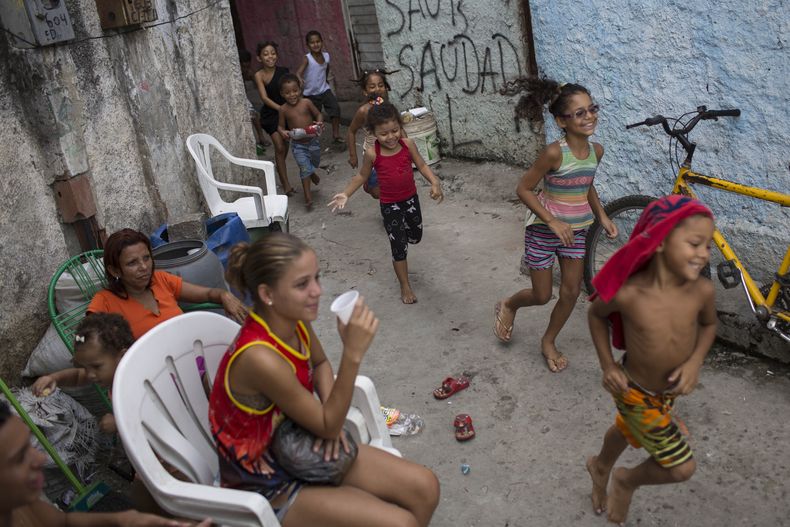 Ni&ntilde;os juegan en un corredor despu&eacute;s de un operativo policiaco en Nova Holanda, parte del conjunto de favelas Mare, el domingo de marzo de 2014, en R&iacute;o de Janeiro, Brasil. (Foto AP/Felipe Dana)
