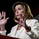 Trump defiende a Pelosi en lucha contra demócratas jóvenes
