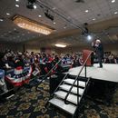 Precandidatos demócratas multiplican ataques a Bloomberg