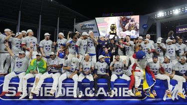 Los jugadores de Venezuela celebran su triunfo sobre República Dominicana en la final de la Serie del Caribe, el viernes 9 de febrero de 2024 (AP Foto/Wilfredo Lee)