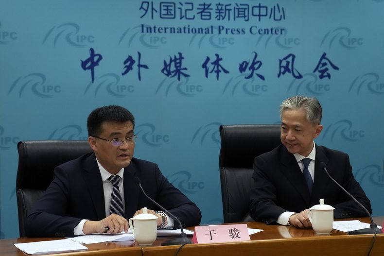 Yu Jun, subdirector del Ministerio de Asuntos Exteriores del Departamento de Eurasia, izquierda, habla junto a Wang Wenbin, portavoz del Ministerio de Relaciones Exteriores chino, durante una conferencia de prensa después de que el mandatario chino Xi Jinping sostuvo una conversación telefónica con el presidente ucraniano Volodymyr Zelenskyy, el miércoles 26 de abril de 2023, en el Ministerio de Relaciones Exteriores en Beijing. (AP Foto/Andy Wong)