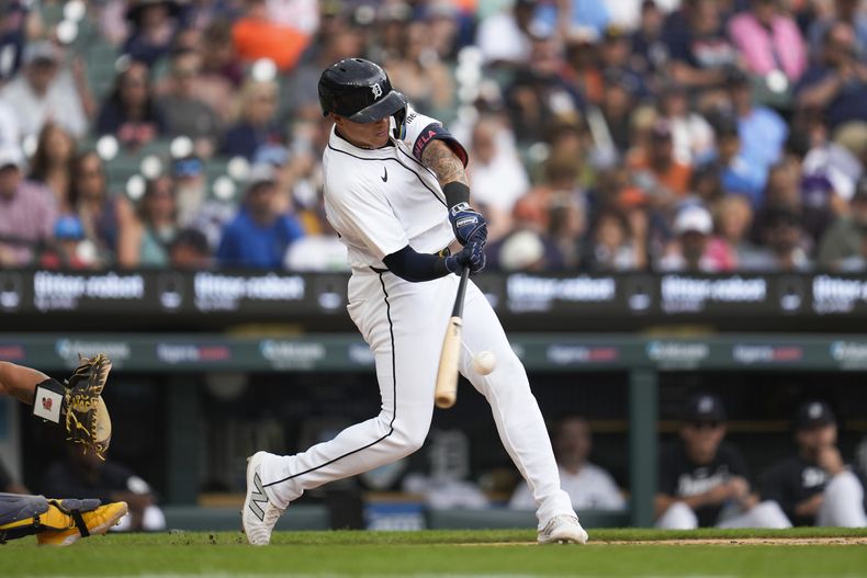El colombiano de los Tigres de Detroit, Gio Urshela conecta un sencillo productivo de dos carreras ante los Cerveceros de Milwaukee en la quinta entrada del juego de béisbol, el domingo 9 de junio de 2024, en Detroit. (AP Foto/Paul Sancya)
