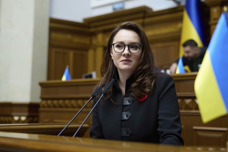 ARCHIVO - La viceprimera ministra y ministra de Economía de Ucrania, Yuliia Svyrydenko, durante una intervención en el Parlamento en Kiev, Ucrania, el 8 de mayo de 2025. (AP Foto/Vadym Sarakhan, archivo)