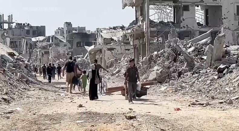 En esta imagen tomada de un video, palestinos que regresan ven escenas de destrucción en el distrito de Shijaiyah en Ciudad de Gaza el jueves 11 de julio de 2024, después de que las fuerzas israelíes se retiraran tras una ofensiva de dos semanas. (Foto AP)