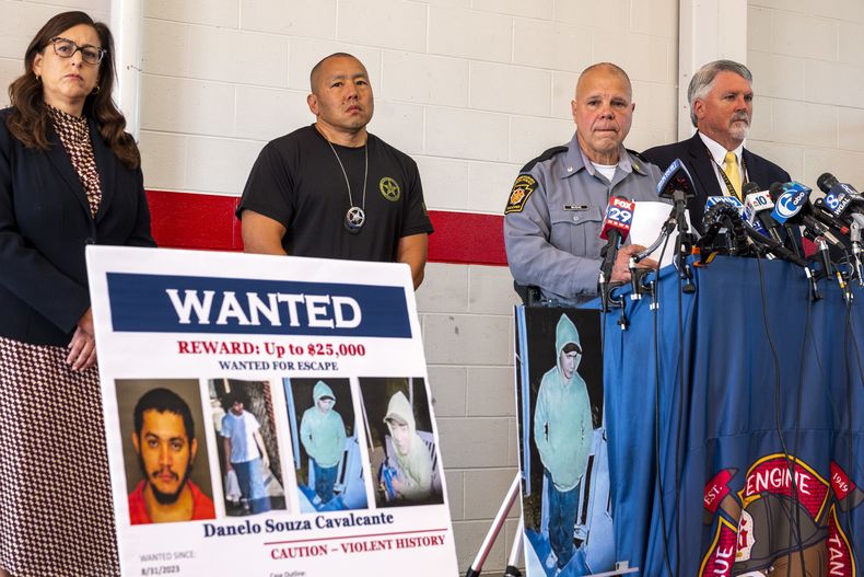 Autoridades de seguridad de Pensilvania informan sobre el caso de Danelo Souza Cavalcante, quien se fugó de prisión el pasado 31 agosto, en Chester, el 12 de septiembre de 2023. (Tom Gralish/The Philadelphia Inquirer vía AP)
