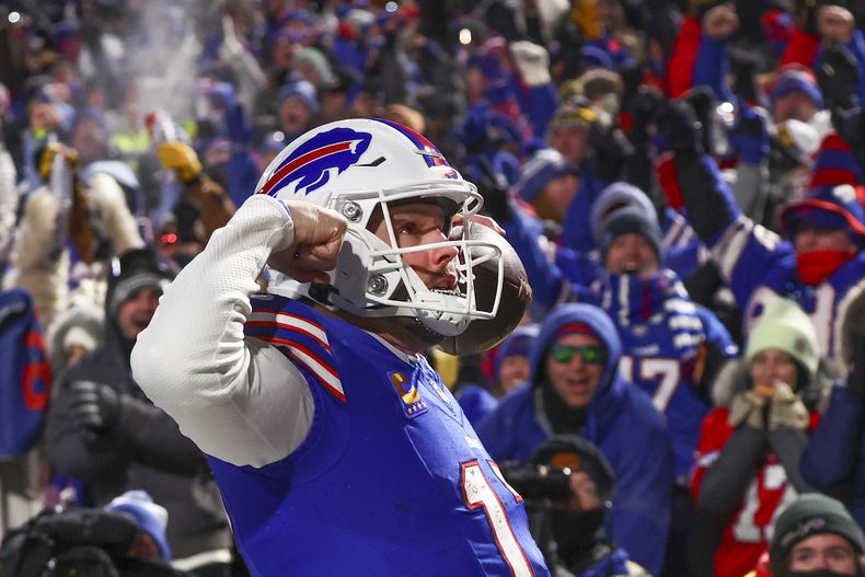 Josh Allen (17), quarterback de los Bills de Buffalo, celebra con los aficionados después de anotar un touchdown en contra de los Steelers de Pittsburgh, durante la primera mitad del juego de comodines de la NFL, el lunes 15 de enero de 2024, en Buffalo, Nueva York. (AP Foto/Adrian Kraus)