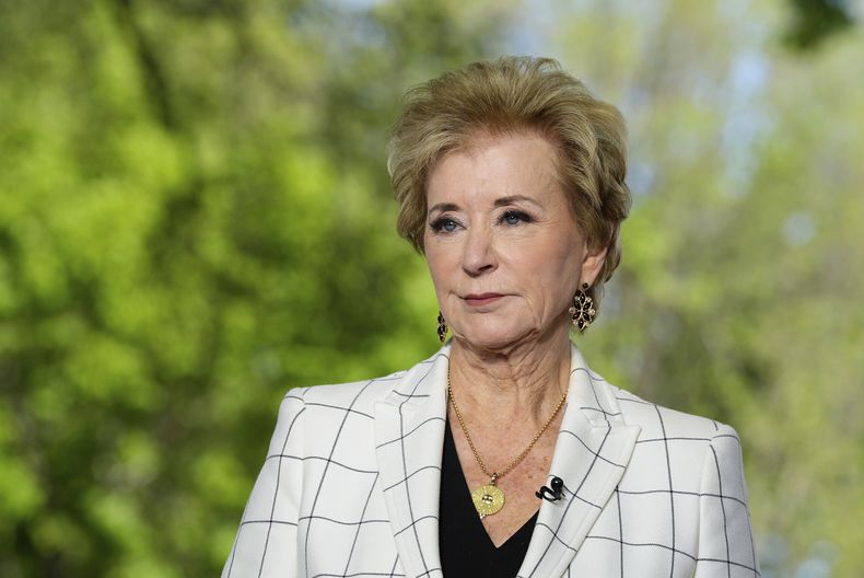La secretaria de Educación estadounidense Linda McMahon en una entrevista televisiva en la Casa Blanca en Washington el 16 de abril del 2025. (AP foto/Alex Brandon)