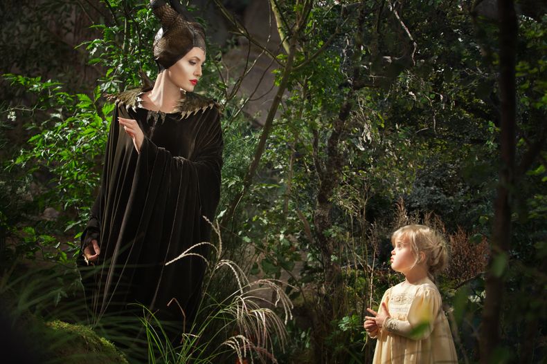 Angelina Jolie en el papel de Mal&eacute;fica y su hija Vivienne Jolie-Pitt como Aurora en una escena de &ldquo;Mal&eacute;fica&rdquo; en una imagen proporcionada por Disney. (Foto AP/Disney, Frank Connor)
