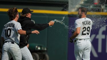 Tristan Peters, de los Medias Blancas de Chicago, es felicitado por sus compañeros tras gesionar un boleto que significó el triunfo en 11 innings sobre los Yankees de Nueva York, el jueves 30 de julio de 2026 (AP Foto/Melissa Tamez)