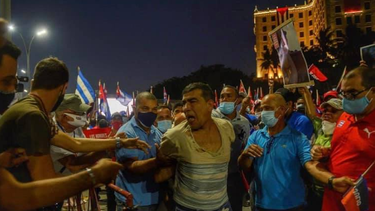 cubano le grita a diaz-canel ¡s*ngao! en su propio evento comunista