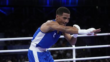El dominicano Yunior Alcántara celebra después de vencer al azerbaiyano Nijat Huseynov en su combate de octavos de final de peso mosca de los Juegos Olímpicos, el martes 30 de julio de 2024, en Villepinte, Francia. (AP Foto/John Locher)