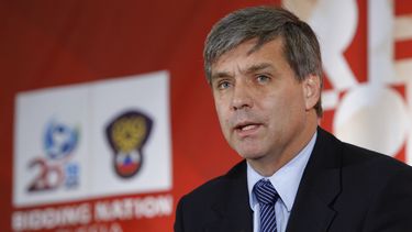 americateve | El jefe del comit&eacute; inspector de la FIFA, Harold Mayne-Nicholls, habla en una conferencia de prensa el 19 de agosto de 2010 en el aeropuerto de Mosc&uacute;. Mayne-Nicholls confirm&oacute; a la AP que contempla presentar una candidatura a la preside