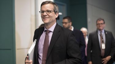 El pasado 22 de abril, el presidente de la JSF, David Skeel, informó que el ente fiscal rechazaba el presupuesto, pues este se excedía en $100 millones de las proyecciones de recaudos.