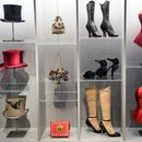 Varias piezas de moda se exhibirán durante una vista previa de prensa para la exposición Dress, Dreams and Desire: Fashion and Psychoanalysis (Vestido, sueños y deseo: moda y psicoanálisis) el martes 9 de septiembre de 2025, en el Museo FIT de Nueva York. (Foto Charles Sykes/Invision/AP)
