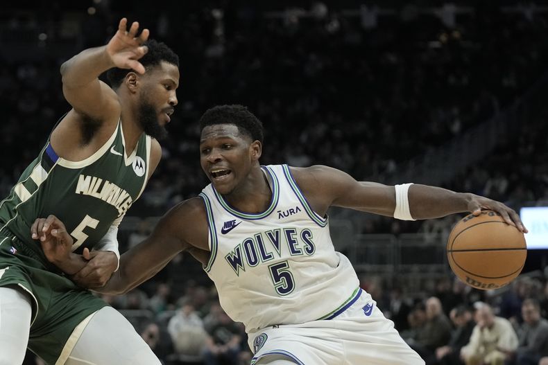 Anthony Edwards, de los Timberwolves de Milwaukee, trata de eludir a Malik Beasley, de los Bucks de Milwaukee, durante el encuentro del jueves 8 de febrero de 2024 (AP Foto/Morry Gash)