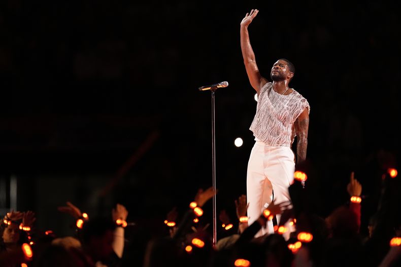 Usher durante su presentación en el espectáculo de medio tiempo del Super Bowl 58 de la NFL entre los 49ers de San Francisco y los Chiefs de Kansas City el domingo 11 de febrero de 2024 en Las Vegas. . (Foto AP/Eric Gay)