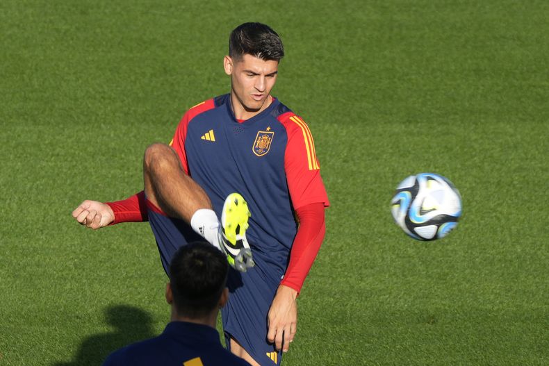 Álvaro Morata, de España, entrena en Las Rozas, a las afueras de Madrid, el lunes 4 de septiembre de 2023 (AP Foto/Paul White)