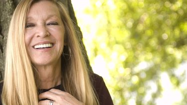 ARCHIVO - La cantante Mary Weiss es fotografiada el 18 de junio de 2007 en Babylon, Nueva York. (AP Foto/Jim Cooper, Archivo)