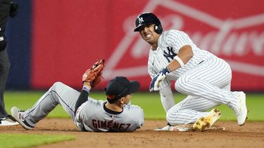 Oswald Peraza, de los Yanquis de Nueva York, reacciona después de sufrir una lesión al barrerse al concretar el robo de segunda base, ante la mirada de Andrés Giménez, de los Guardianes de Cleveland, durante la novena entrada del juego de béisbol, el miércoles 3 de mayo de 2023, en Nueva York. (AP Foto/Frank Franklin II)