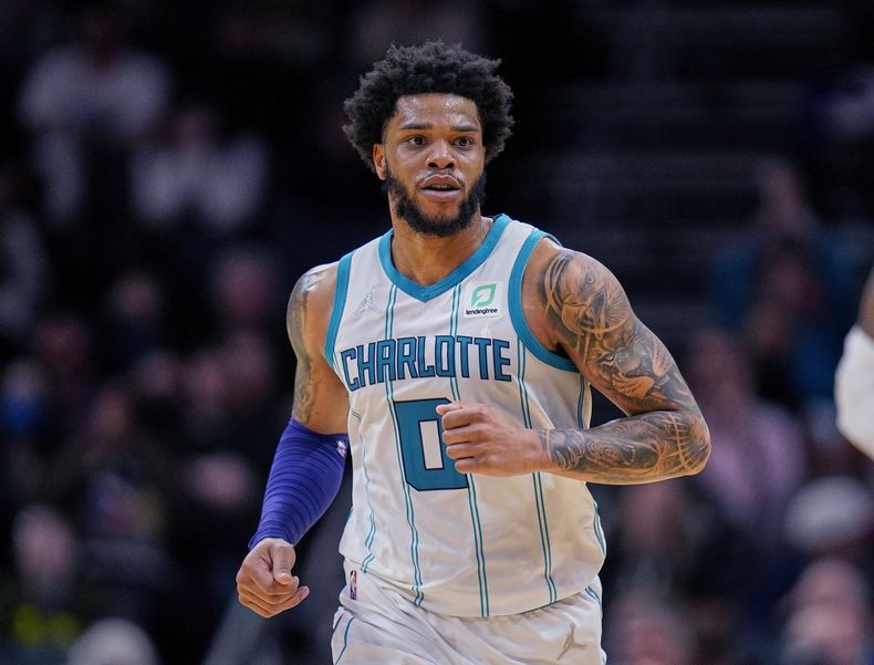 ARCHIVO - Foto del 28 de marzo del 2023, el alero de los Hornets de Charlotte Miles Bridges en el encuentro ante los Nuggets de Denver. El viernes 13 de octubre del 2023, Bridges se entrega a la policía tras supuestamente violar una orden de protección en su contra en un caso de violencia doméstica. (AP Foto/Rusty Jones, Archivo)