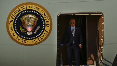El presidente estadounidense Joe Biden llega en el Air Force One a Mountain View, California, el jueves 9 de mayo de 2024. (Jose Carlos Fajardo/Pool Photo via AP)