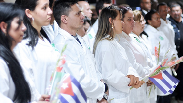 diaz-canel recibe a los primeros 200 medicos llegados de brasil y les promete otras misiones