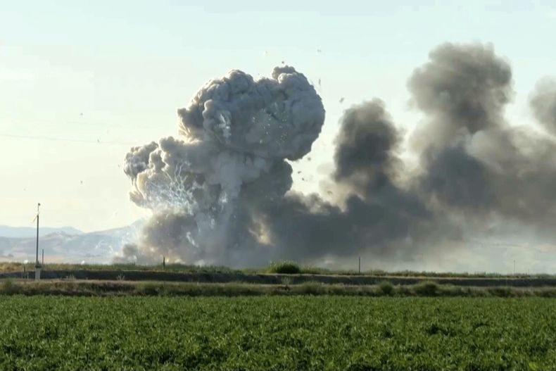 En esta imagen tomada de un video, humo y llamas se elevan desde un almacén en el que estallaron fuegos artificiales, el 1 de julio de 2025, en Esparto, California. (Hudson Sheats vía AP)