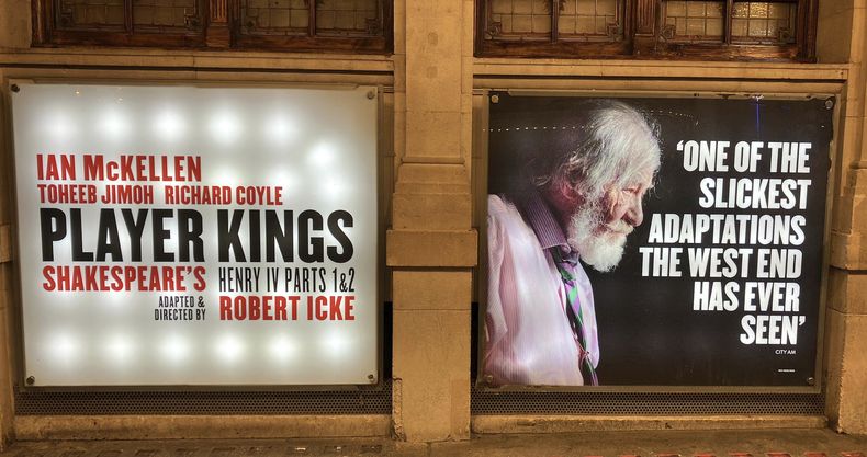 Un letrero de Player Kings en el Noel Coward Theatre en Londres, protagonizada por Sir Ian McKellen, quien fue llevado al hospital después de sufrir una caída en una función en el West End el lunes 17 de junio de 2024. El actor de 85 años conocido por interpretar a Gandalf en las películas de Lord of The Rings (El Señor de los Anillos) y por sus numerosos papeles teatrales interpretaba a John Falstaff en Player Kings. (Jacob Freedland/PA via AP)