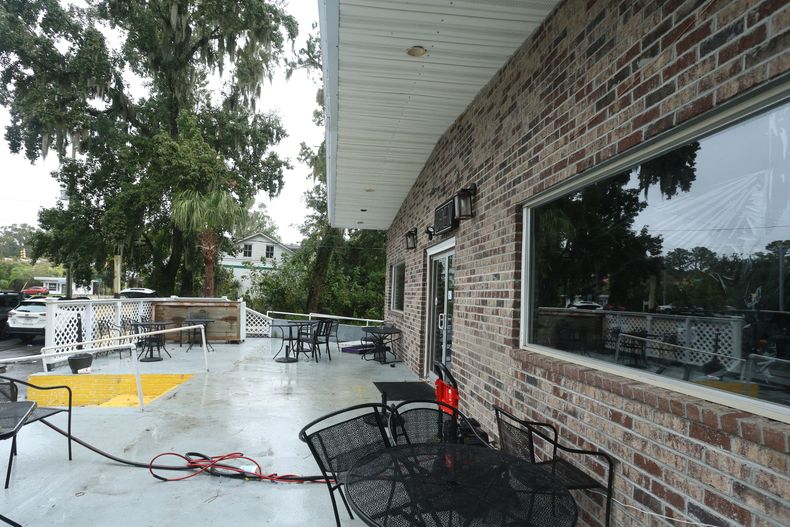 El exterior de Willies Bar and Grill en la Isla Sta. Helena, la mañana del domingo 12 de octubre de 2025, en Carolina del Sur.. (AP Foto/Lewis M. Levine)