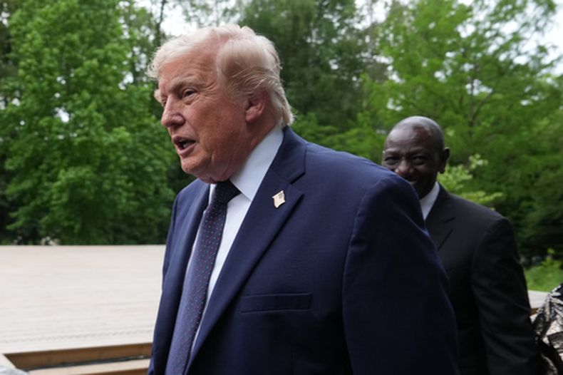 El presidente estadounidense Donald Trump se retira tras una foto grupal de gobernantes en la cumbre del G7, el martes 16 de junio de 2026, en Evian-les-Bains, Francia. (AP Foto/Julia Demaree Nikhinson)