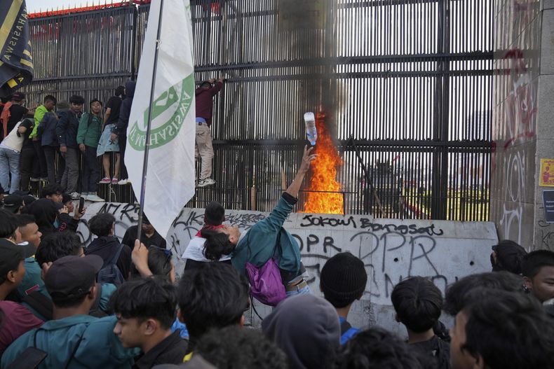 Manifestantes intentan asaltar el parlamento de Indonesia durante una protesta contra una controversial reforma electoral que podría aumentar la influencia política del presidente saliente, Joko Widodo, en Yakarta, Indonesia, el jueves 22 de agosto de 2024. (AP Foto/Dita Alangkara)