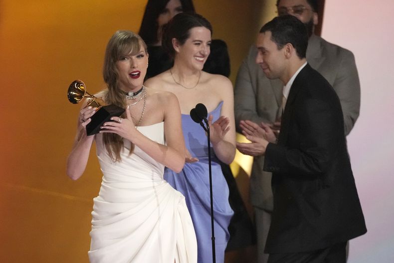 Taylor Swift recibe el premio al álbum del año por MIdnights en la 66a entrega anual del Grammy el domingo 4 de febrero de 2024 en Los Ángeles. (Foto AP/Chris Pizzello)