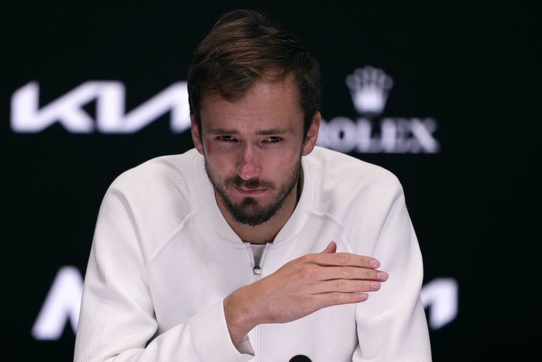 El ruso Daniil Medvedev en conferencia de prensa tras su derrota ante el italiano Jannik Sinner en la final individual masculina del Abierto de Australia en Melbourne Park, en Melbourne, Australia, la madrugada del lunes 29 de enero de 2024. (AP Foto/Alessandra Tarantino)