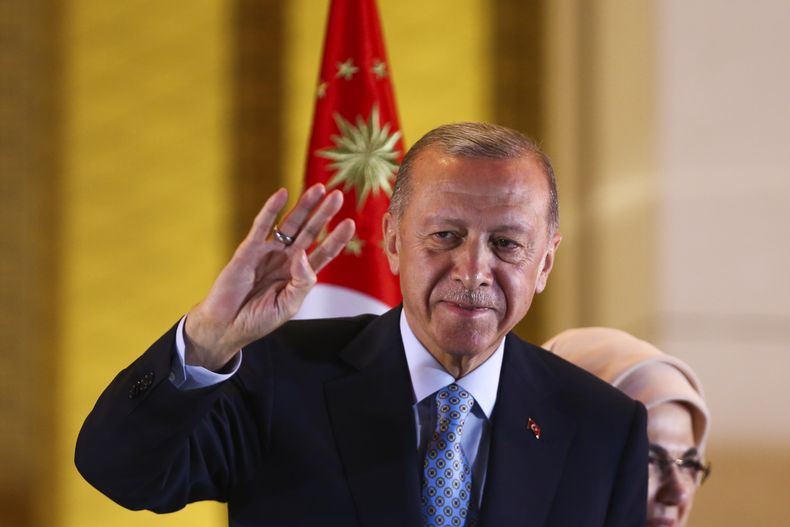 El presidente de Turquía, y candidato a la reelección con la Alianza Popular, Recep Tayyip Erdogan, ofrece un discurso en el palacio presidencial, en Ankara, Turquía, el 28 de mayo de 2023. (AP Foto/Ali Unal)