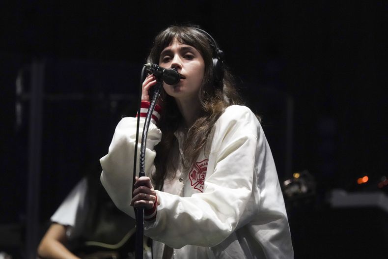 Claire Cottrill de Clairo durante su presentación en el festival Corona Capital en la Ciudad de México, el viernes 15 de noviembre de 2024. (Foto AP/Eduardo Verdugo)