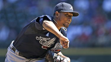 americateve | Julio Teher&aacute;n de los Bravos de Atlanta lanza ante los Marineros de Seattle el mi&eacute;rcoles 6 de agosto de 2014. (AP Foto/Elaine Thompson)