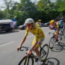 El esloveno Tadej Pogacar rodando durante la 15ma etapa del Tour de Francia portando el maillot amarillo de líder entre Champagnole y Plateau de Solaison el domingo 19 de julio del 2026. (AP Foto/Mosaab Elshamy)