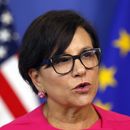 ARCHIVO - La entonces secretaria de Comercio de Estados Unidos, Penny Pritzker, habla en conferencia de prensa en Bruselas, Bélgica, el 12 de julio de 2016. (AP Foto/Darko Vojinovic, archivo)