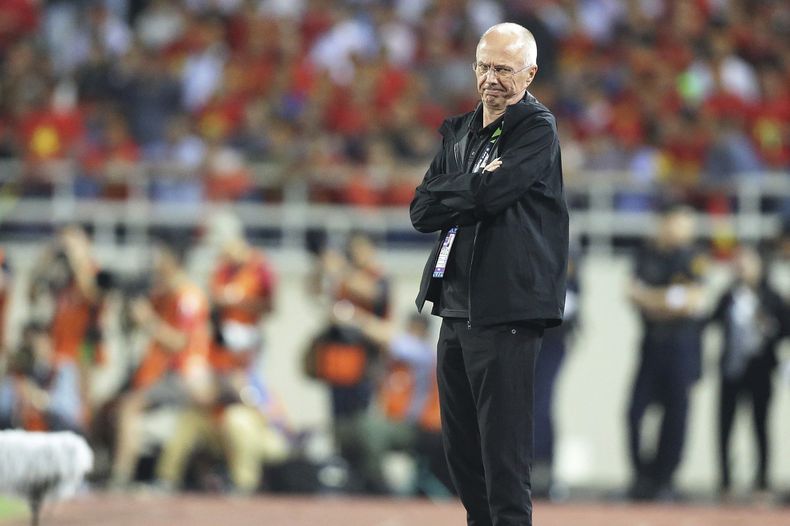 ARCHIVO - El entonces técnico de Filipinas Sven- Goran Eriksson reacciona durante el partido contra Vietnam, el 6 de diciembre de 2018, en Hanoi, Vietnam. (AP Foto/Minh Hoang)
