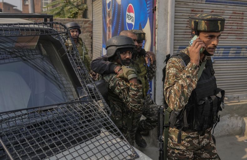 Un soldado indio herido es llevado al hospital en Srinagar, en la parte de Cachemira controlada por India, el 2 de noviembre del 2024. (AP foto/Mukhtar Khan)