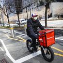 Un repartidor en bicicleta por la autopista West Side, el 16 de marzo de 2020 en Nueva York. (AP Foto/John Minchillo, Archivo)