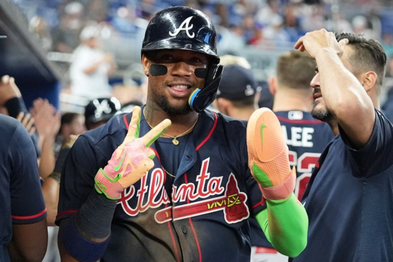 Ronald Acuña, de los Bravos de Atlanta, reacciona tras anotar gracias a un sencillo productor de Matt Olson durante la octava entrada de un partido de béisbol contra los Marlins de Miami, el martes 19 de mayo de 2026, en Miami. (Foto AP/Lynne Sladky)