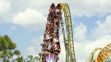 ARCHIVO - Los visitantes viajan en la montaña rusa Stardust Racers en el parque temático Epic Universe en Universal Resort Orlando, el 10 de abril de 2025, en Orlando, Florida. (Foto AP/John Raoux, archivo)